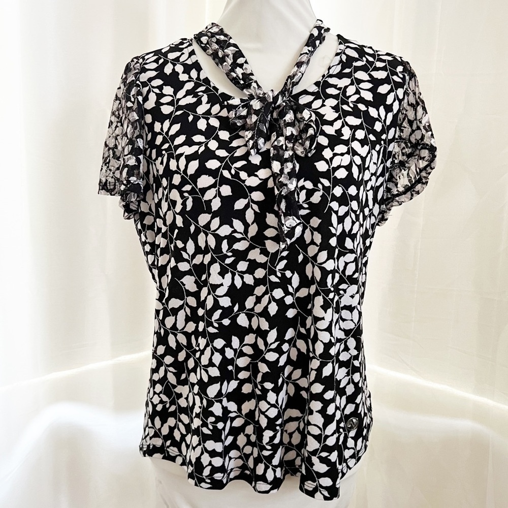 Adrienne Vittadini Blouse NWT Black White Leaf Prnt Lace Sleeve Tie Neck VK32766 - Picture 2 of 12